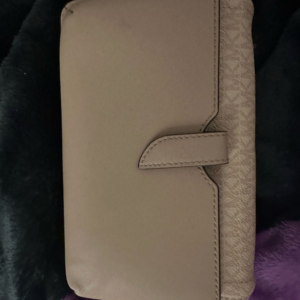Mk Bag for sale. - Picture 3 of 3